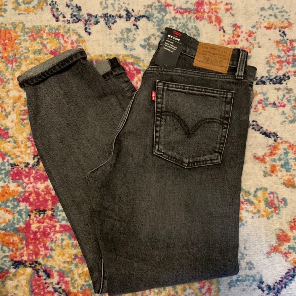 LAST CALL - NWT Levi’s Wedgie Gray Wash Size 28